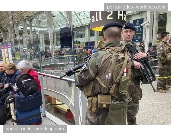 法国警方通报:逮捕五名在巴黎街头制造冲突的极端球迷组织成员 法国警方通报:逮捕五名在巴黎街头制造冲突的极端球迷组织成员