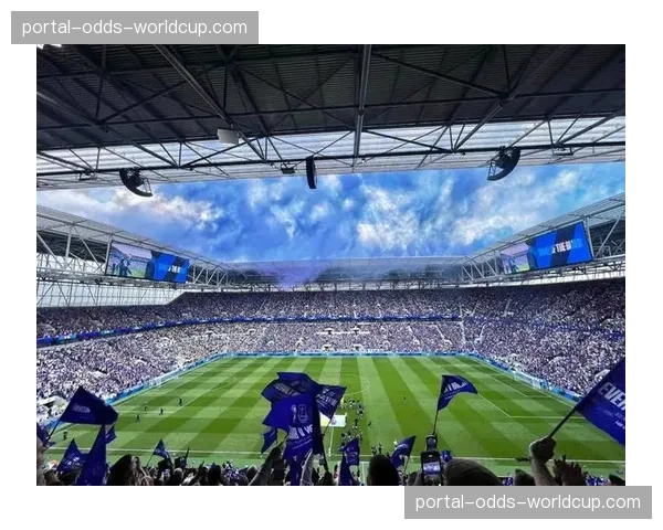 现场特写:客队球迷看台持续高歌,即便球队大比分落后 现场特写:客队球迷看台持续高歌,即便球队大比分落后